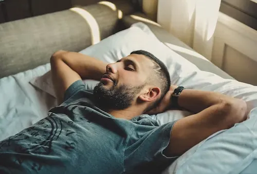Ragazzo che dorme a letto