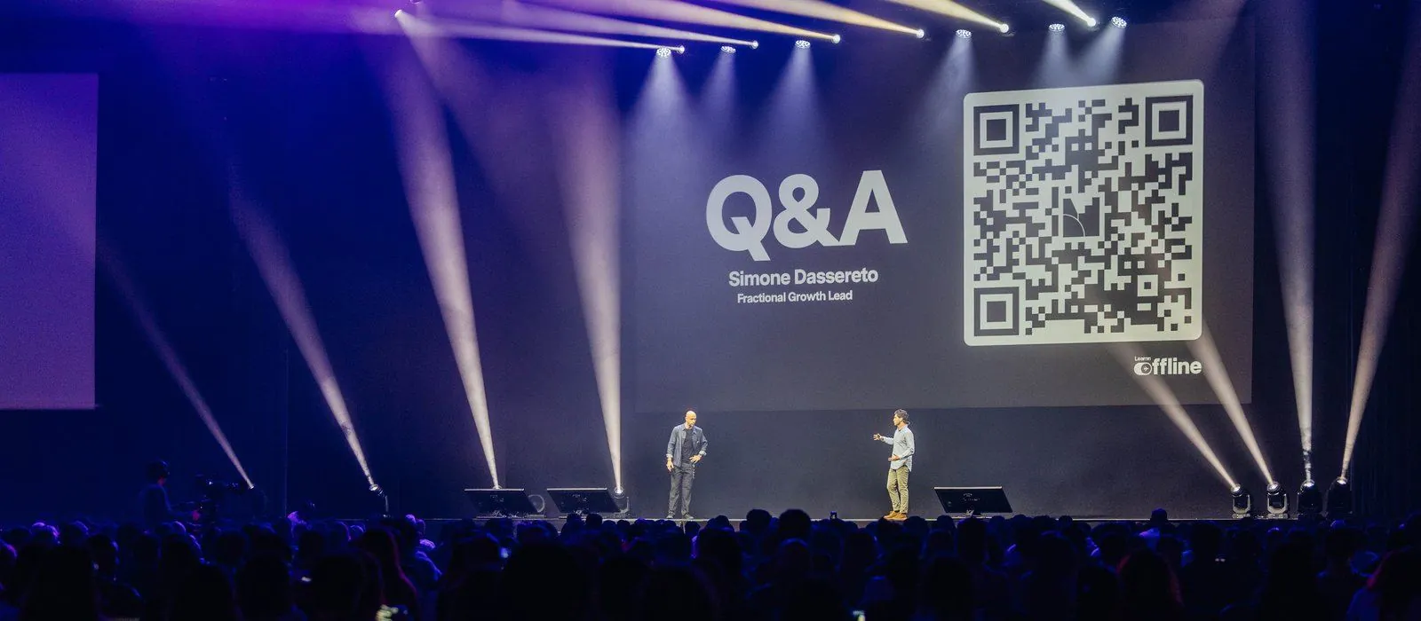 Simone Dassereto durante il Q&A sul palco di Learnn Offline 2025, con il suo nome sullo schermo