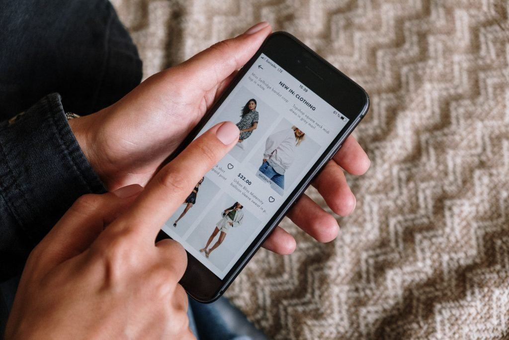 Online shopping con il prodotto civetta