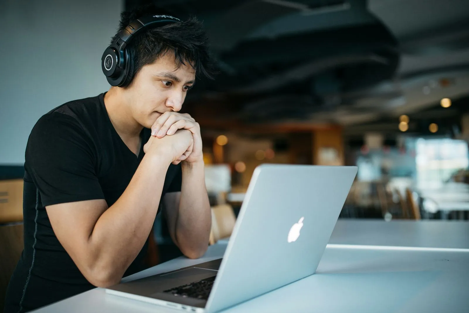 Giovane ragazzo concentrato a lavorare