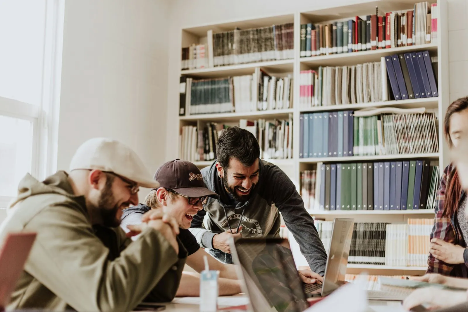 Giovani studenti universitari che procrastinano lo studio