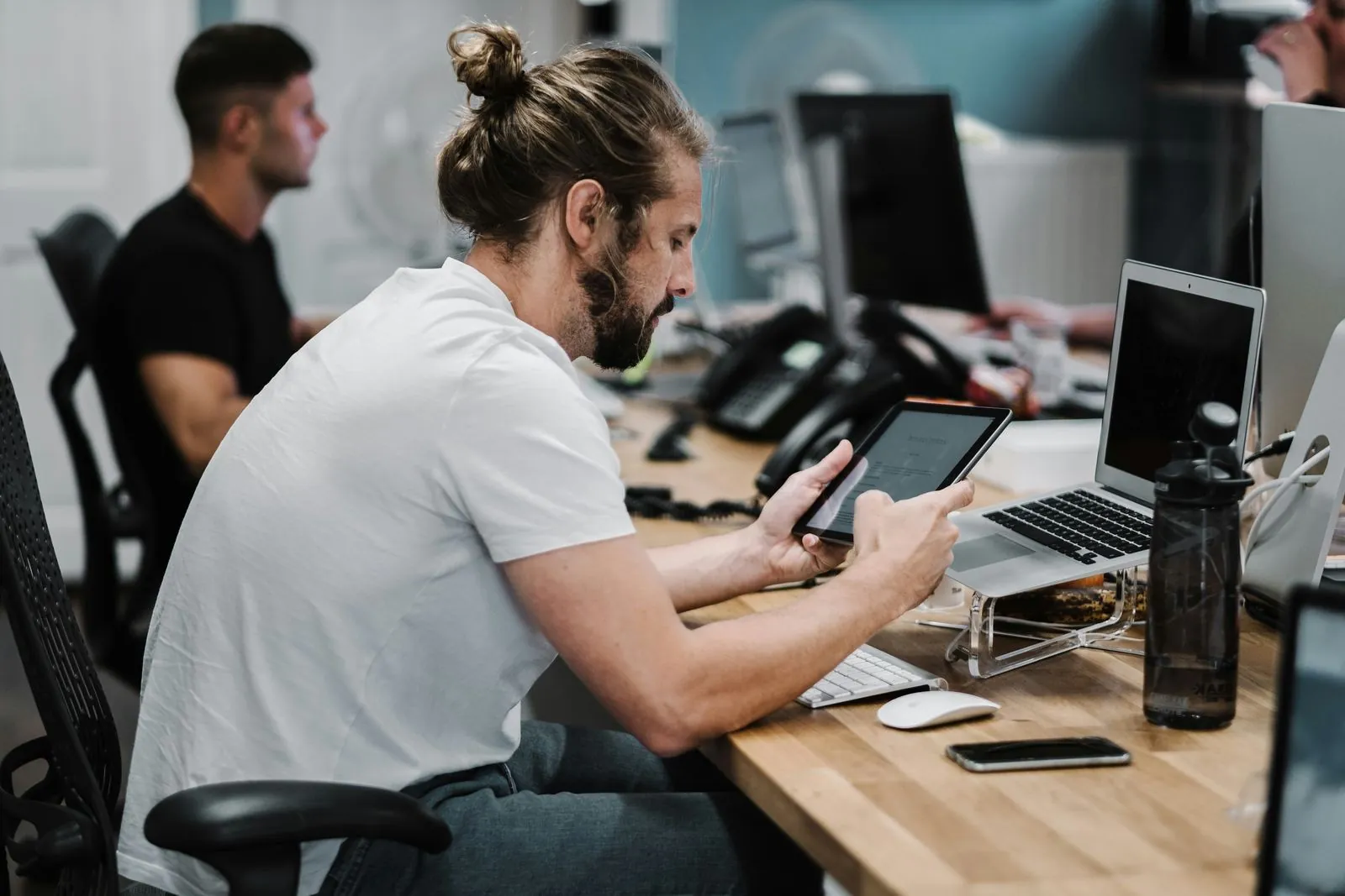 ragazzo che sta lavorando in ambito digitale