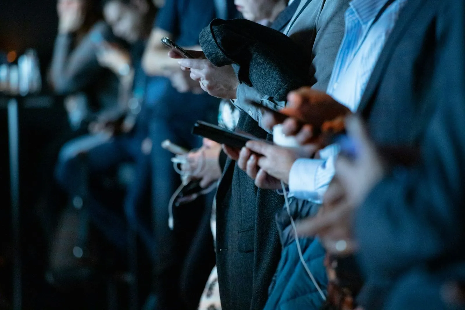 Persone distratte al telefono