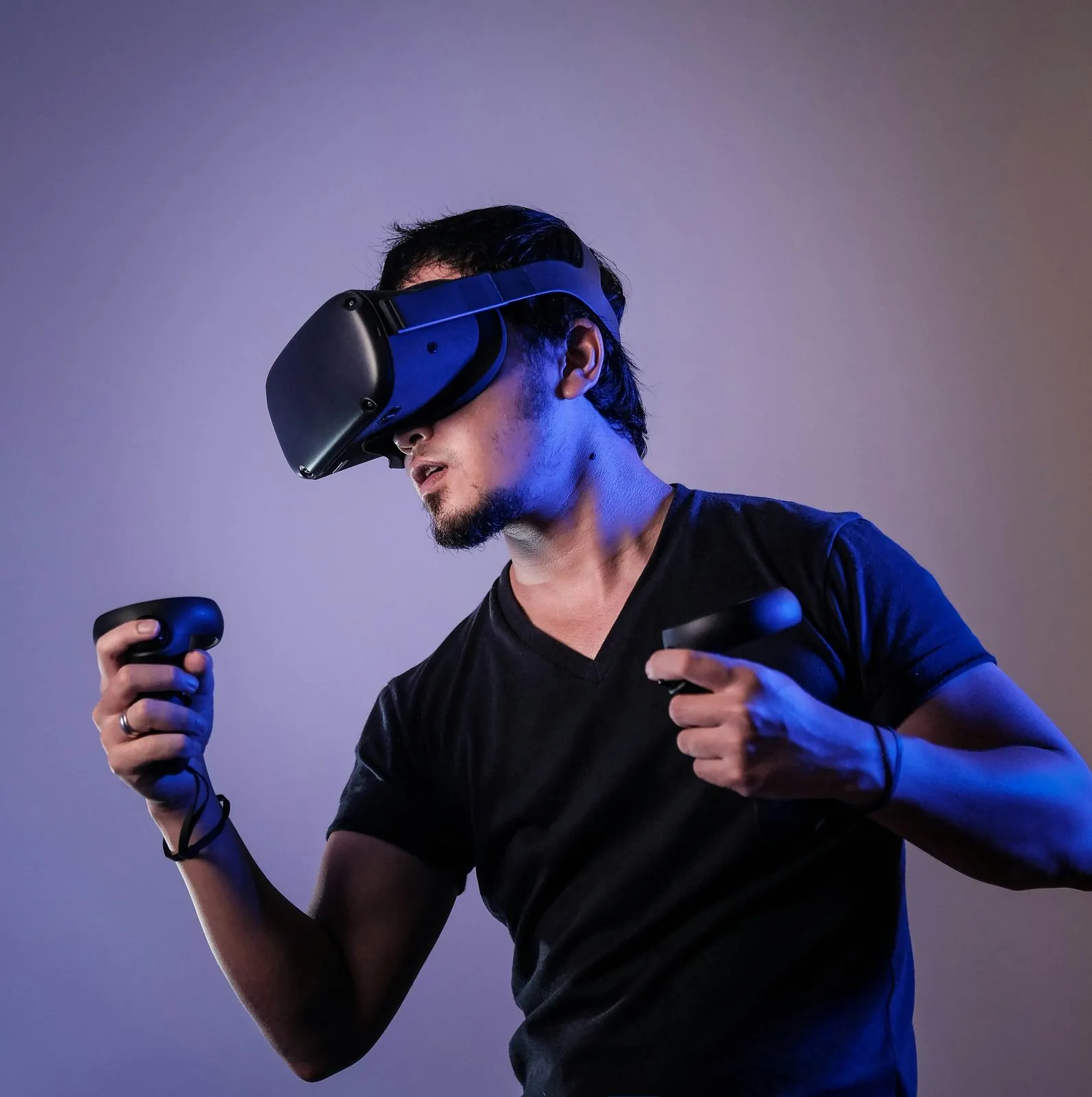 Persona che gioca in realtà aumentata con Oculus Rift di Meta