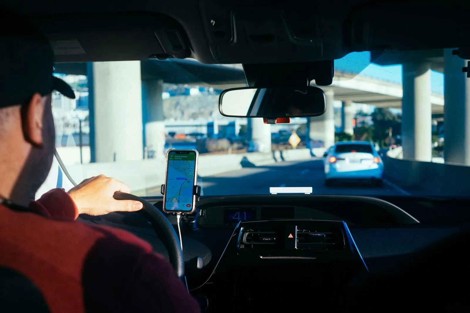 Guidatore di Uber, azienda che ha cambiato il mercato della mobilità
