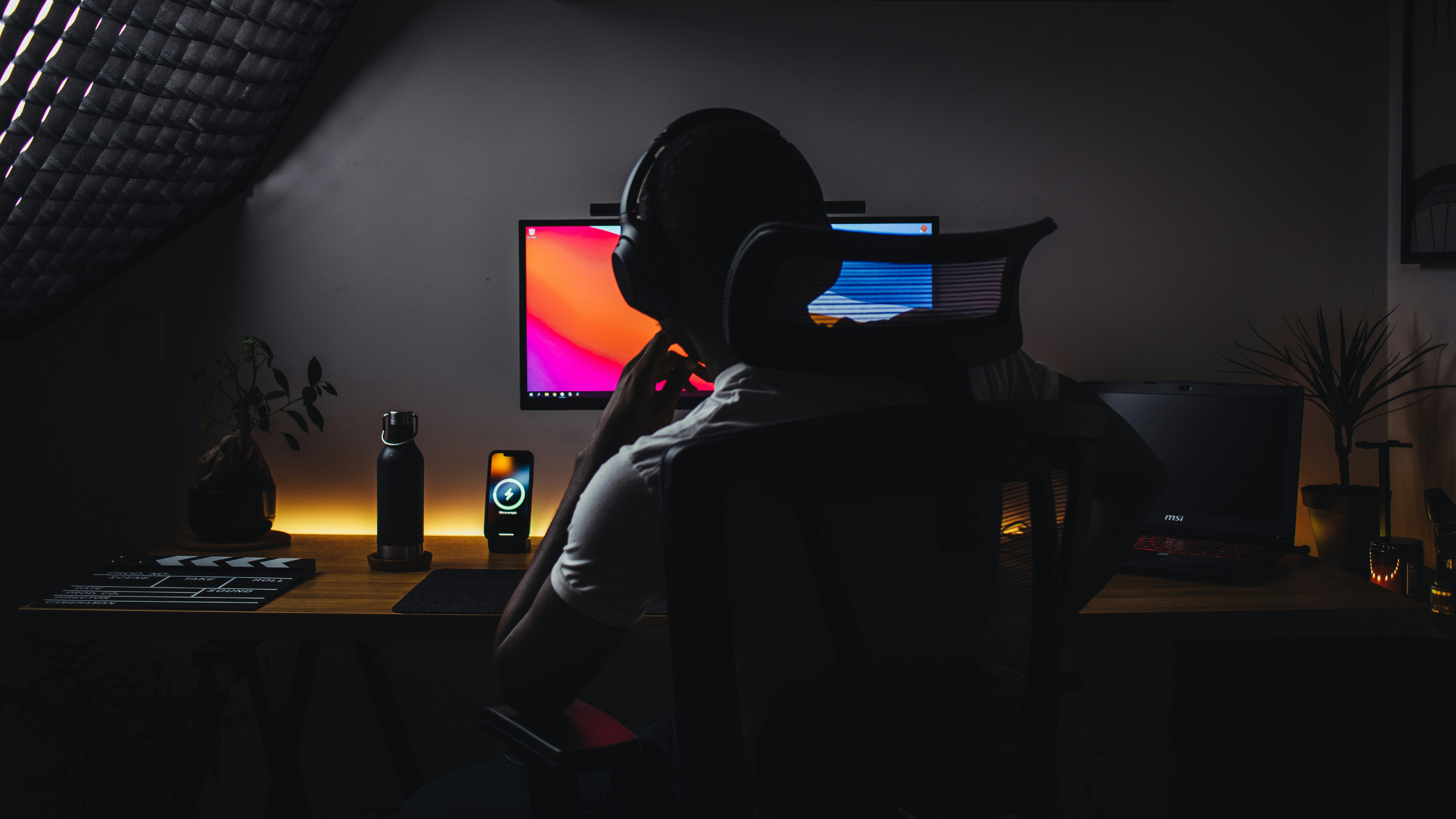 content creator alla scrivania