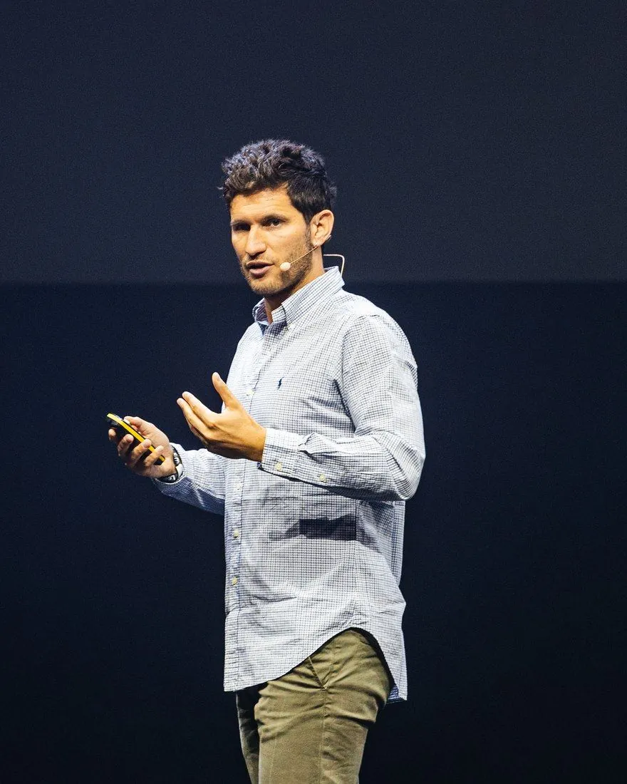 Simone Dassereto sul palco di Learnn Offline 2025